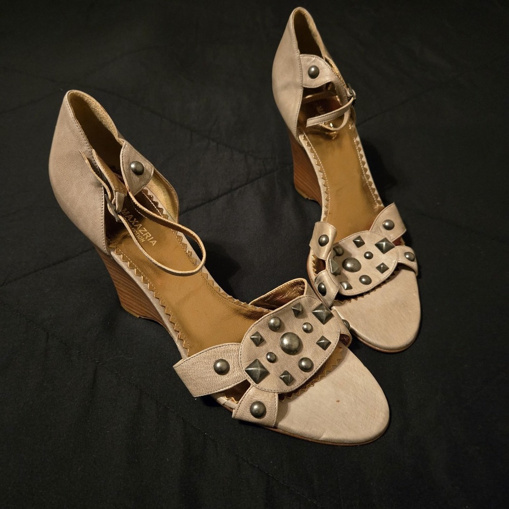 BCBGMAXAZRIA Sandals Womens Size 9 Beige Studded Slingback Wedge Made In Italy